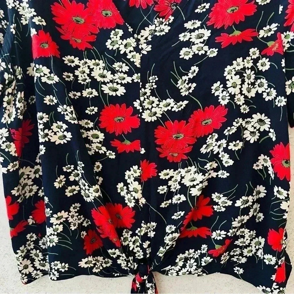 MADEWELL HILLSIDE DAISES WOMENS TIE FRONT TOP  DEEP INDIGO. V NECK, SHORT SLEEVE - Picture 6 of 9